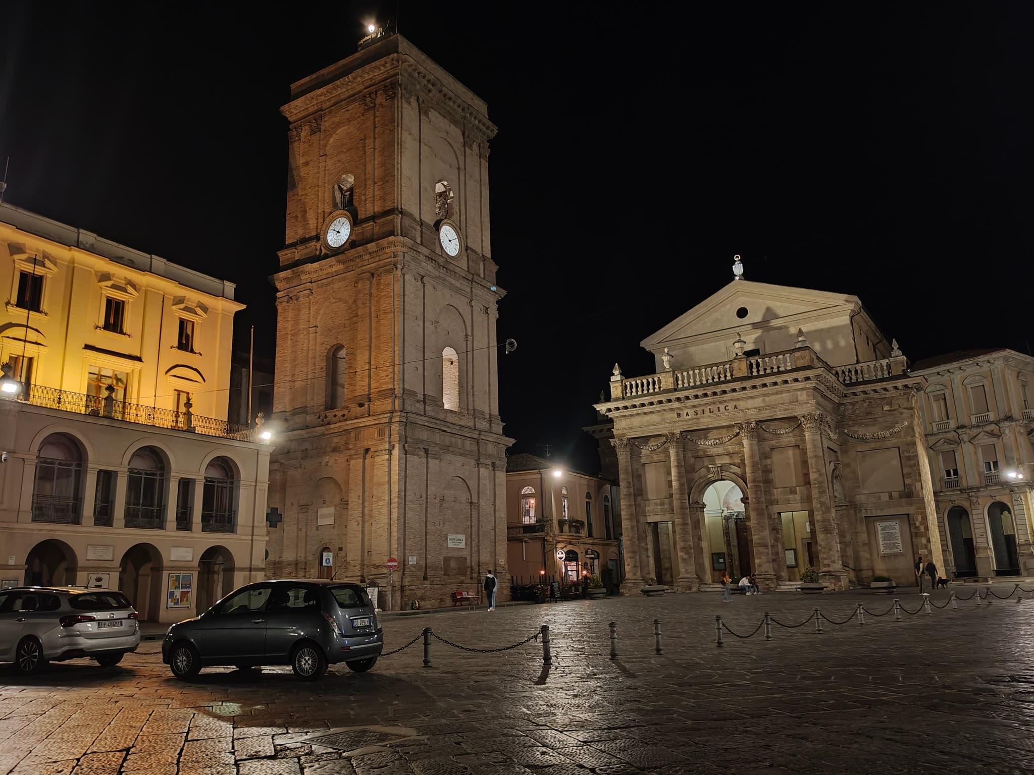 Cattedrale della Madonna del Ponte bei Nacht in Lanciano - beeindruckende Beleuchtung