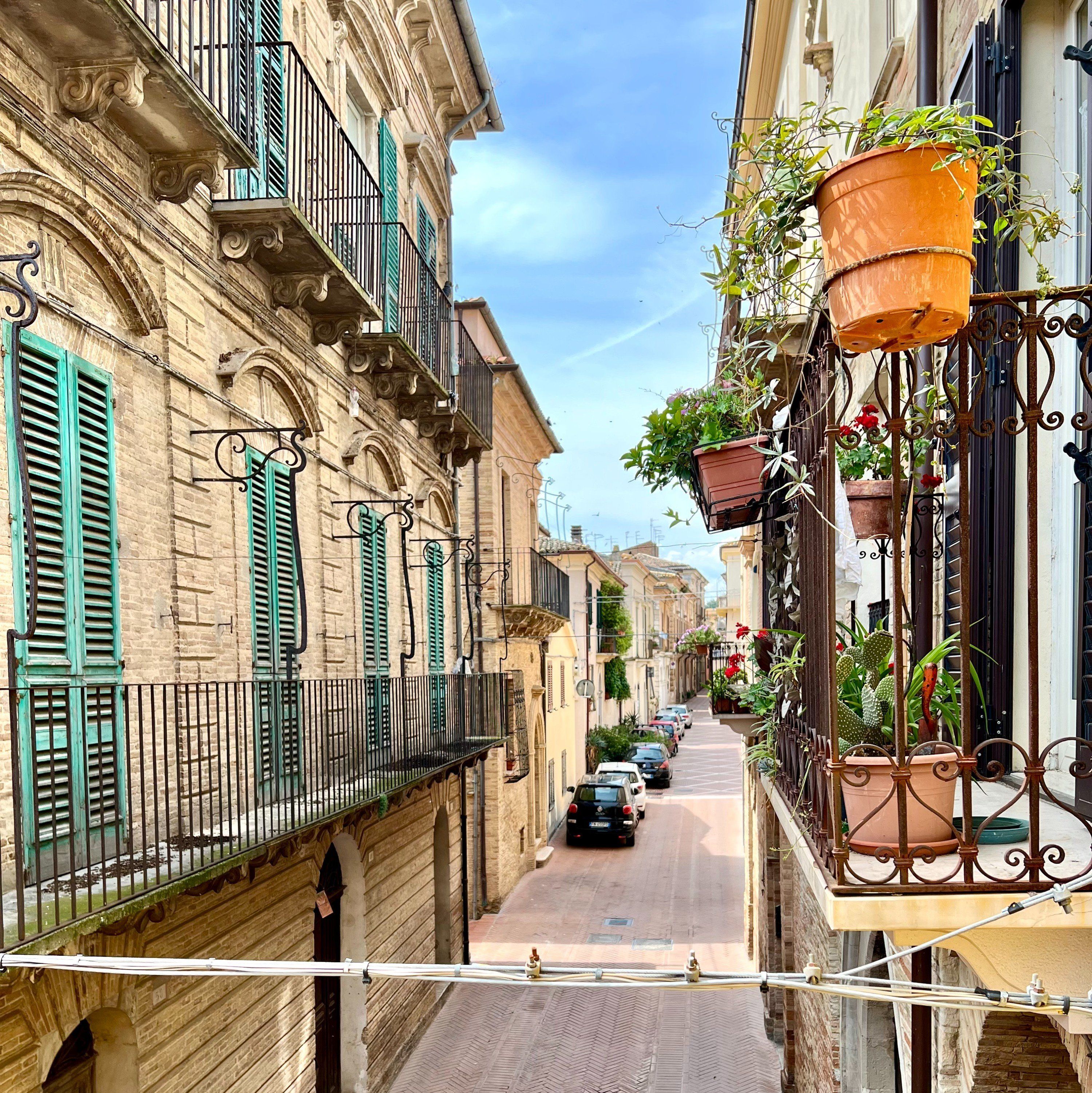 Malerische Straße in der Altstadt von Lanciano mit traditioneller italienischer Architektur