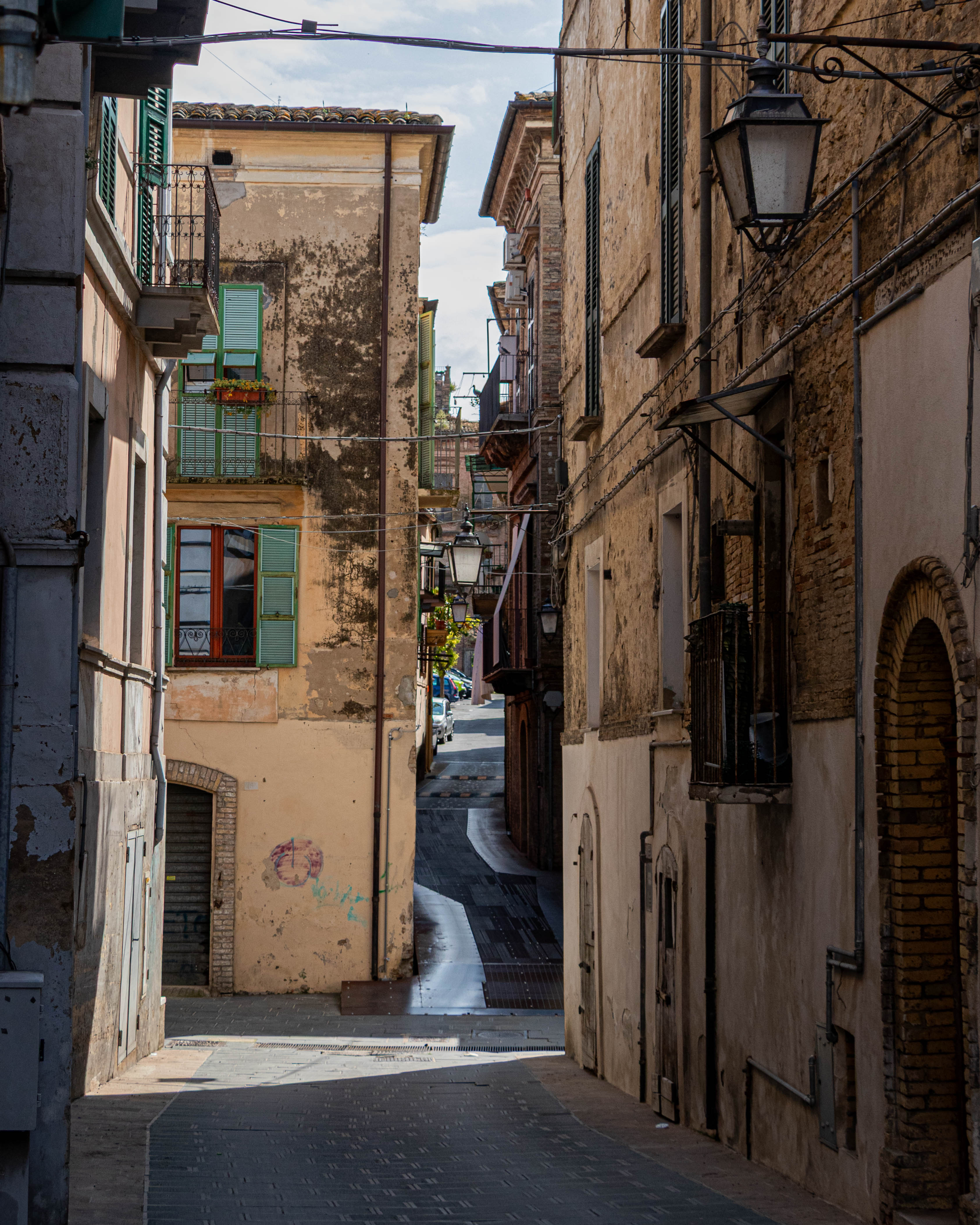 Malerische Gasse in der historischen Altstadt von Lanciano, Abruzzen